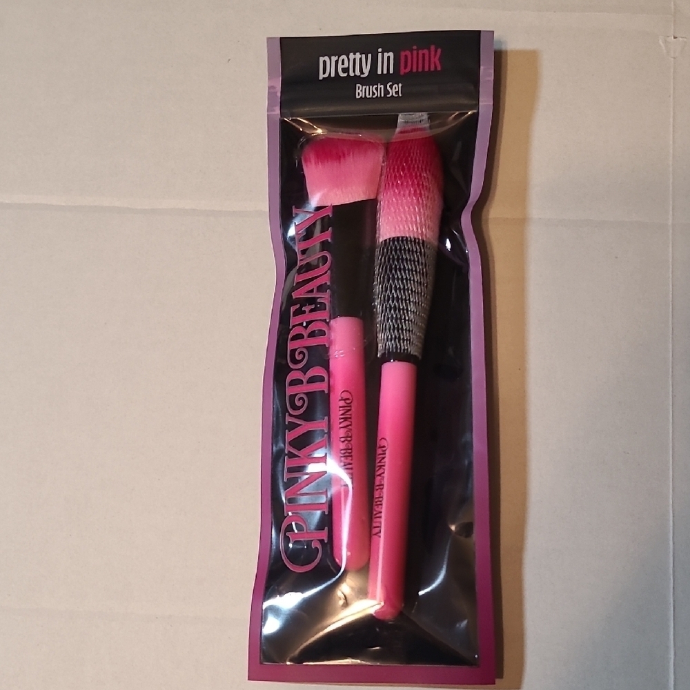 Pinky B Cosmetics Pink & Black Makeup Brushes & Tools Powder & Blush Brush New - Picture 2 of 5